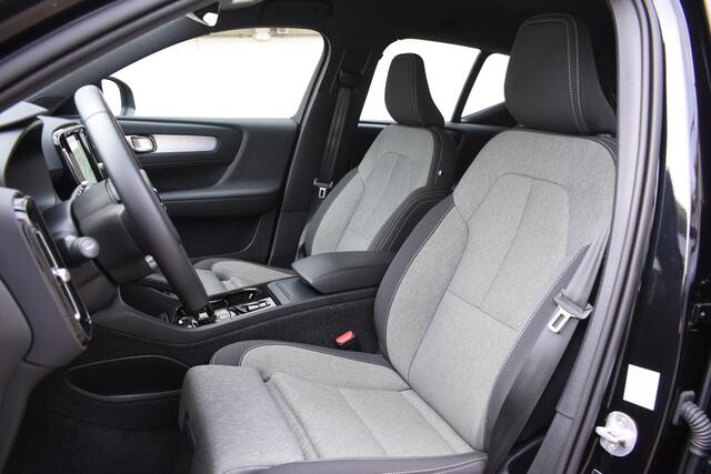 Volvo XC40 B3 177PK Automaat Plus Black Edition / Cruise control / Harman Kardon / 20'' velgen / Elektrisch verstelbare stoelen met geheugen / Stoel- en stuurverwarming
