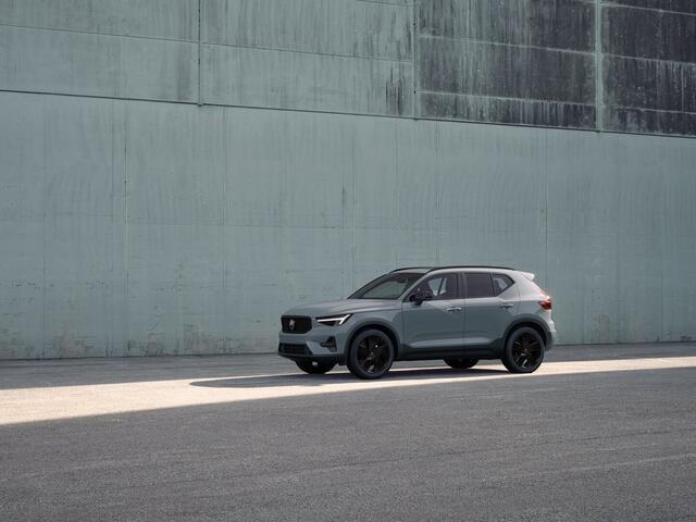 Volvo XC40 B4 Plus Black Edition | Panoramadak | Parkeercamera | Harman Kardon | Stoel- en stuurverwarming | Elektrische stoelen