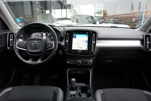 Volvo XC40 1.5 T3 Momentum Pro + DEALER ONDERHOUDEN + CAMERA / CARPLAY