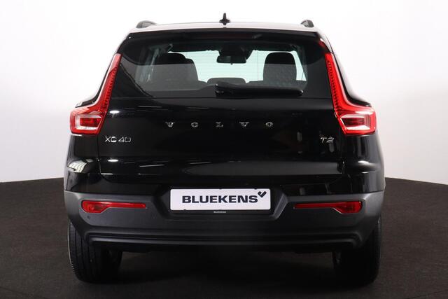 Volvo XC40 T2 Momentum Core - Parkeercamera achter - Verwarmde voorstoelen & stuur - Parkeersensoren voor & achter - Cruise Control - Volvo On Call - 17' LMV