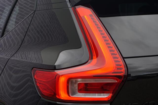 Volvo XC40 2.0 B4 Plus Black Edition | Adaptieve Cruise Control | Harman Kardon Audio | Trekhaak | Verwarmbare Vooruit | Getint Glas | Elektr. Stoelen | Stoel + Stuurverwarming | Parkeercamera |