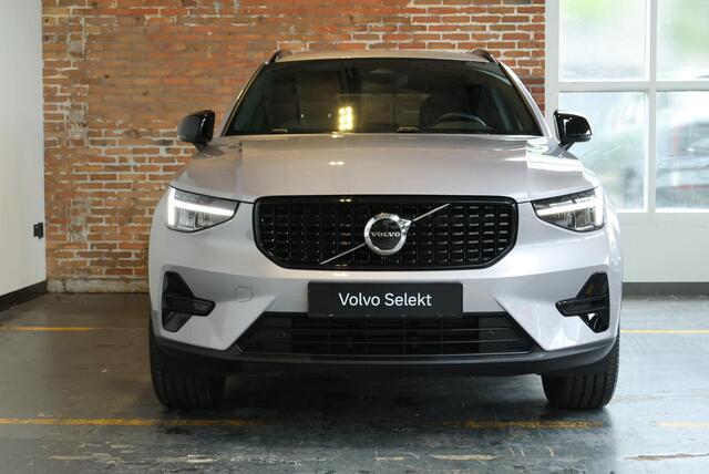 Volvo XC40 B4 Plus Dark | Trekhaak Semi-elektrisch | Adaptieve Cruise Control | Pilot Assist | Google Infotainment | Verwarmbare voorstoelen | Verwarmbaar stuurwiel | Blind Spot Information System | Verwarmbare voorruit | Parkeercamera | Parkeersensoren voor + achter |
