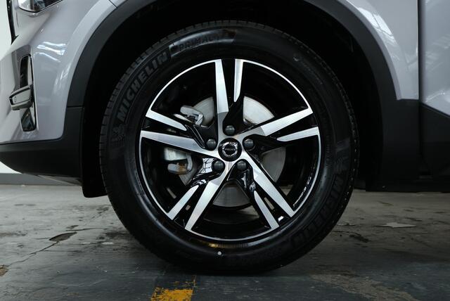 Volvo XC40 B4 Plus Dark | Trekhaak Semi-elektrisch | Adaptieve Cruise Control | Pilot Assist | Google Infotainment | Verwarmbare voorstoelen | Verwarmbaar stuurwiel | Blind Spot Information System | Verwarmbare voorruit | Parkeercamera | Parkeersensoren voor + achter |