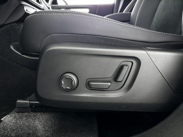 Volvo XC40 B4 Plus Dark | Panoramadak | Parkeercamera | Harman Kardon | Stoel- en stuurverwarming | Trekhaak