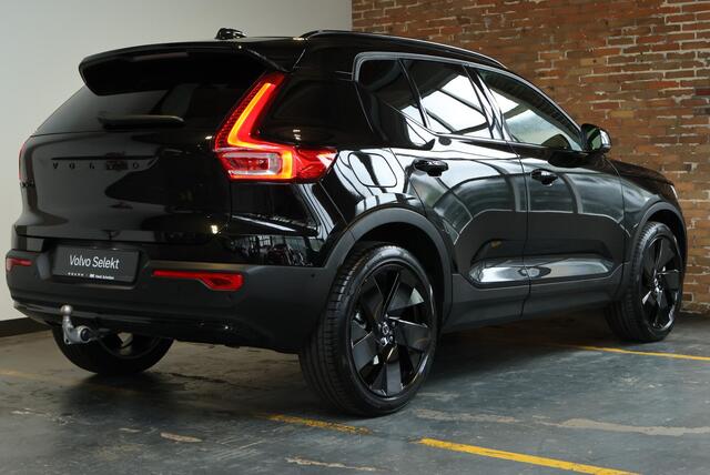 Volvo XC40 B4 Plus Black Edition | Panoramadak | 360° Parkeercamera | Parkeersensoren voor + achter | Semi Electrische Wegklapbare Trekhaak | Google Infotainment | Electrische bedienbare voorstoelen | Adaptive Cruise Control | Stoelverwarming | Stuurwielverwarming