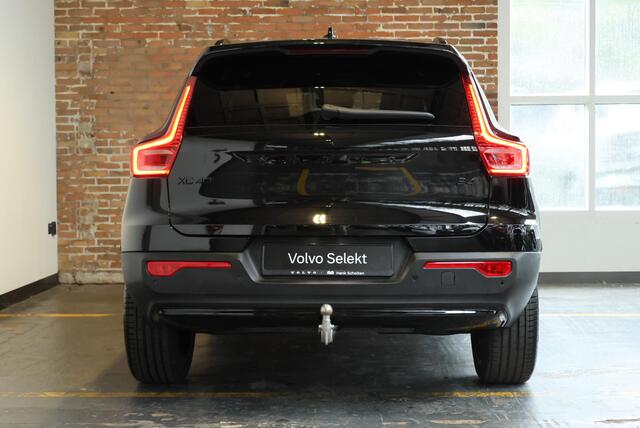 Volvo XC40 B4 Plus Black Edition | Panoramadak | 360° Parkeercamera | Parkeersensoren voor + achter | Semi Electrische Wegklapbare Trekhaak | Google Infotainment | Electrische bedienbare voorstoelen | Adaptive Cruise Control | Stoelverwarming | Stuurwielverwarming