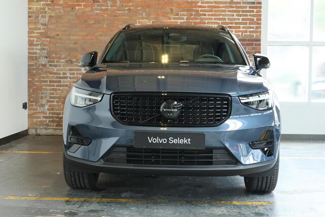 Volvo XC40 B4 Plus Black Edition | Panoramadak | 360° Parkeercamera | Parkeersensoren voor + achter | Stoelverwarming | Stuurwielverwarming | Parkeersensoren voor + achter | 20" Lichtmetalen velgen | Parkeerverwarming