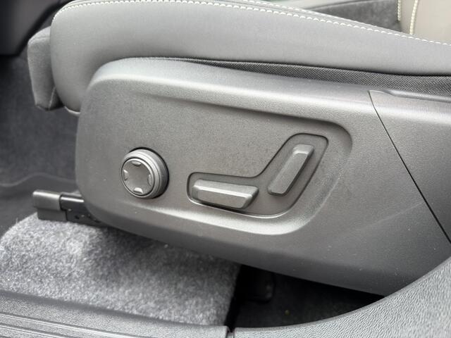 Volvo XC40 2.0 B4 Plus Dark | Schuif-/Kanteldak | Adaptieve Cruise Control | BLIS | Nubuck Bekleding | BLIS | Stoel-/Stuurverwarming | Parkeersensoren Voor en Achter