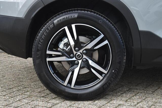 Volvo XC40 B4 Plus Dark | Panoramadak | Trekhaak | Verwarmbare voorstoelen, stuurwiel en voorruit | Premium audio by Harman Kardon | Apple carplay/Anrdoid auto | Adaptieve cruise control