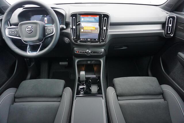 Volvo XC40 2.0 B4 Plus Dark | Trekhaak | Stoel/stuurverwarming | Power Seats | Memory | Stoel/Stuur verwarming | Harman/Kardon | Camera | Parkeersensoren V+A | Extra getint glas |