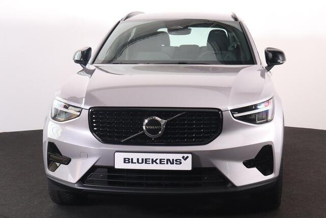 Volvo XC40 B4 Plus Dark - IntelliSafe Assist & Surround - Harman/Kardon audio - Parkeercamera achter - Verwarmde voorstoelen & stuur - Parkeersensoren voor & achter - Elektr. bedienb. voorstoelen met geheugen links - Draadloze tel. lader - Inklapbare trekhaak - 19' LMV