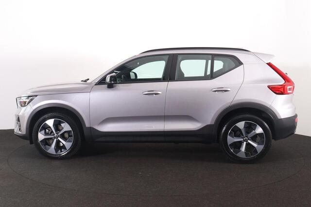 Volvo XC40 B4 Plus Dark - IntelliSafe Assist & Surround - Harman/Kardon audio - Parkeercamera achter - Verwarmde voorstoelen & stuur - Parkeersensoren voor & achter - Elektr. bedienb. voorstoelen met geheugen links - Draadloze tel. lader - Inklapbare trekhaak - 19' LMV