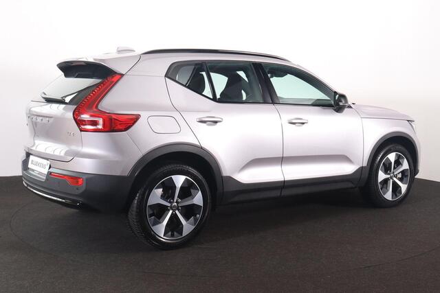 Volvo XC40 B4 Plus Dark - IntelliSafe Assist & Surround - Harman/Kardon audio - Parkeercamera achter - Verwarmde voorstoelen & stuur - Parkeersensoren voor & achter - Elektr. bedienb. voorstoelen met geheugen links - Draadloze tel. lader - Inklapbare trekhaak - 19' LMV