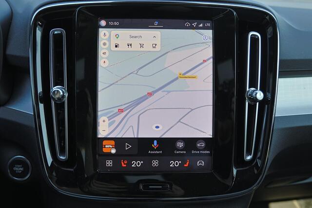 Volvo XC40 B4 Plus Dark - IntelliSafe Assist & Surround - Harman/Kardon audio - Parkeercamera achter - Verwarmde voorstoelen & stuur - Parkeersensoren voor & achter - Elektr. bedienb. voorstoelen met geheugen links - Draadloze tel. lader - Inklapbare trekhaak - 19' LMV