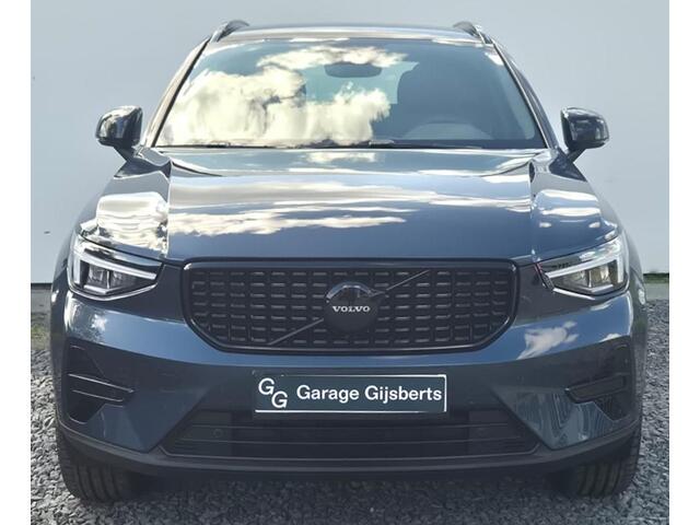 Volvo XC40 2.0 B3 Plus Black Edition MY 2026 - 20" Wielen - Adaptive Cruise Control - Harman Kardon Audio - Climate - R7C0 Interieur - Camera achter - PDC voor en achter - Power seats links met memory - Two Tone