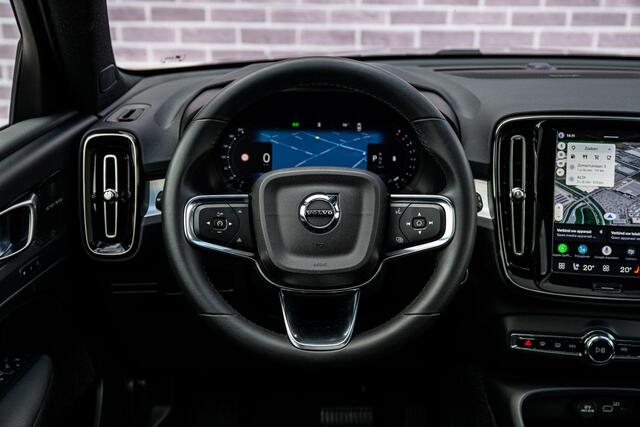 Volvo XC40 2.0 B4 Plus Black Edition | Trekhaak | 360° Camera | Panoramadak | Harman Kardon Audio | Keyless Entry | Elektrische Achterklep | Elektrisch Verstelbare Voorstoelen | Cruise Control Adaptief | BLIS | Google Navigatie | Apple Carplay | Android Auto | Lichtmetalen Velgen 20 inch