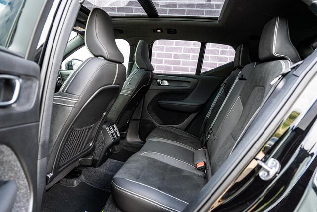 Volvo XC40 2.0 B4 Plus Black Edition | Trekhaak | 360° Camera | Panoramadak | Harman Kardon Audio | Keyless Entry | Elektrische Achterklep | Elektrisch Verstelbare Voorstoelen | Cruise Control Adaptief | BLIS | Google Navigatie | Apple Carplay | Android Auto | Lichtmetalen Velgen 20 inch