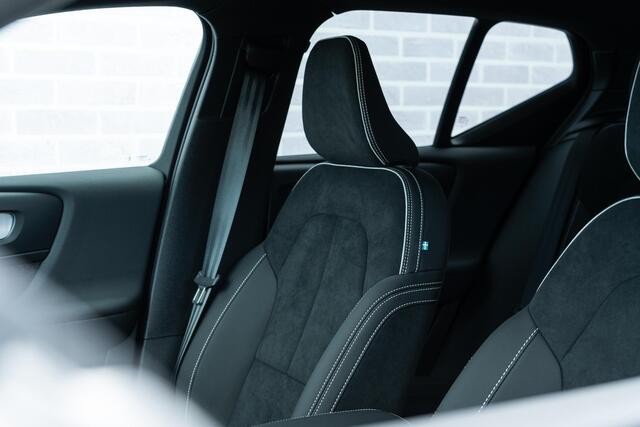 Volvo XC40 2.0 B4 Plus Black Edition | Trekhaak | 360° Camera | Panoramadak | Harman/Kardon Audio | Keyless Entry | Elektrische Achterklep | Elektrisch Verstelbare Voorstoelen | Adaptive Cruise | BLIS | Google Navigatie | Apple Carplay | Android Auto | 20" Velgen |