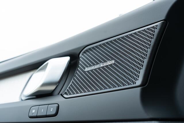 Volvo XC40 2.0 B4 Plus Black Edition | Trekhaak | 360° Camera | Panoramadak | Harman/Kardon Audio | Keyless Entry | Elektrische Achterklep | Elektrisch Verstelbare Voorstoelen | Adaptive Cruise | BLIS | Google Navigatie | Apple Carplay | Android Auto | 20" Velgen |