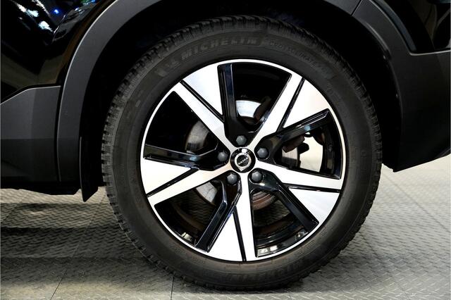Volvo XC40 1.5 T4 155kW/211pk DCT7 Recharge R-Design PANORAMADAK + EL.TREKHAAK + HARMAN/KARDON + POWER SEATS + PILOT ASSIST + LEER/ALCANTARA + STOELVERWARMING + BLIS + STUURVERWARMING + LANE ASSIST + ACHTERUITRIJCAMERA + PARKSENSOREN V&A + 19" LM-VELGEN!!