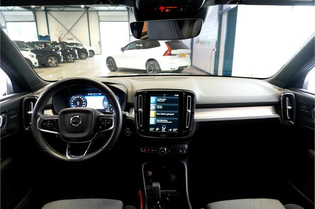 Volvo XC40 1.5 T5 Plug-in Hybrid 193kW/262pk DCT7 Plus Dark HARMAN/KARDON + EL.TREKHAAK + ADAPT.CRUISE + PILOT ASSIST + STOEL-&STUURVERWARMING + BLIS + LANE ASSIST + ACHTERUITRIJCAMERA + KEYLESS ENTRY&GO + POWER SEATS + PARKSENSOREN V&A + 19" LM-VELGEN!!