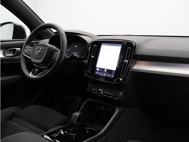 Volvo XC40 2.0 B4 Plus Black Edition / Stoel- + stuurwielverwarming / Elektr. stoelverstelling / Harman Kardon Audio / Nubuck / Achteruitrijcamera / 20" / Pilot Assist / BLIS