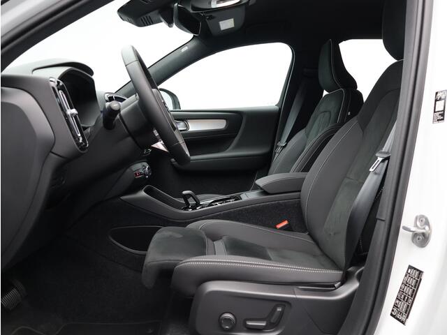 Volvo XC40 2.0 B4 Plus Black Edition / Stoel- + stuurwielverwarming / Elektr. stoelverstelling / Harman Kardon Audio / Nubuck / Achteruitrijcamera / 20" / Pilot Assist / BLIS