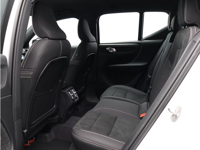 Volvo XC40 2.0 B4 Plus Black Edition / Stoel- + stuurwielverwarming / Elektr. stoelverstelling / Harman Kardon Audio / Nubuck / Achteruitrijcamera / 20" / Pilot Assist / BLIS
