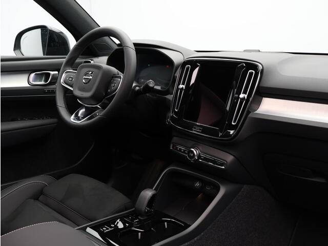 Volvo XC40 2.0 B4 Plus Dark / Pano. dak / Elektr. stoelverstelling / Stoel- + stuurwielverwarming / Harmand Kardon Audio / 19" / BLIS