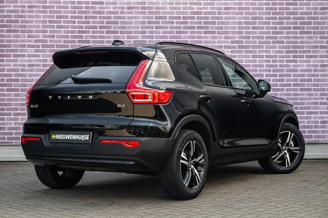 Volvo XC40 2.0 B4 Plus Dark | Trekhaak | Harman Kardon Audio | Achteruitrijcamera | Parkeersensoren | Keyless Entry | Elektrische Achterklep | Elektrisch Verstelbare Voorstoelen | Stoelverwarming | Google Navigatie | Apple Carplay | Android Auto