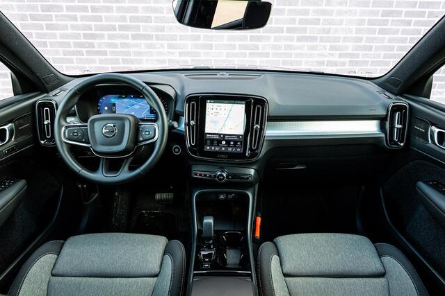 Volvo XC40 2.0 B4 Plus Dark | Trekhaak | Harman Kardon Audio | Achteruitrijcamera | Parkeersensoren | Keyless Entry | Elektrische Achterklep | Elektrisch Verstelbare Voorstoelen | Stoelverwarming | Google Navigatie | Apple Carplay | Android Auto