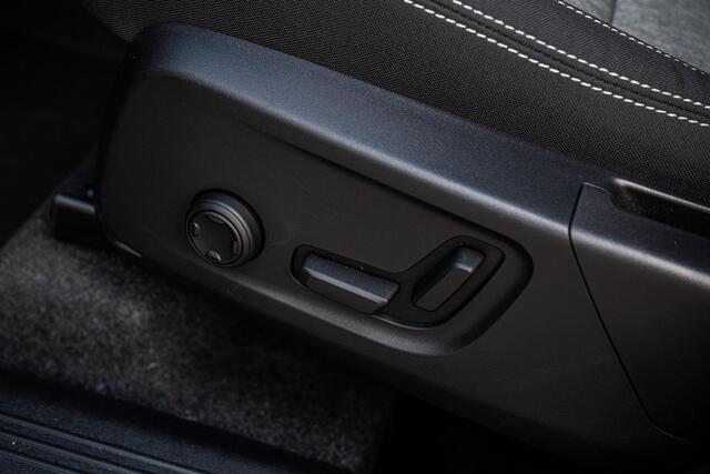 Volvo XC40 2.0 B4 Plus Dark | Trekhaak | Harman Kardon Audio | Achteruitrijcamera | Parkeersensoren | Keyless Entry | Elektrische Achterklep | Elektrisch Verstelbare Voorstoelen | Stoelverwarming | Google Navigatie | Apple Carplay | Android Auto