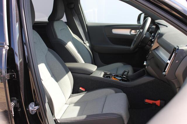 Volvo XC40 B4 211PK Automaat Plus Dark Harman Kardon Audio installatie / Semi elektrisch wegklapbare trekhaak / Google infotainment / Verwarmbare voorruit / Verwarmbare voorstoelen