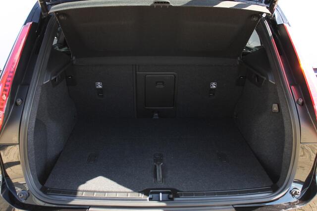 Volvo XC40 B4 211PK Automaat Plus Dark Harman Kardon Audio installatie / Semi elektrisch wegklapbare trekhaak / Google infotainment / Verwarmbare voorruit / Verwarmbare voorstoelen