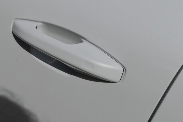 Volvo XC40 B4 Automaat Plus Dark | Semi Elek. Inklapbare Trekhaak | Elek. bedienbare voorstoelen met geheugen | Harman Kardon Audio Systeem | Blis | Adaptive Cruise Controle |