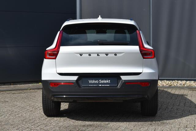 Volvo XC40 B4 Automaat Plus Dark | Semi Elek. Inklapbare Trekhaak | Elek. bedienbare voorstoelen met geheugen | Harman Kardon Audio Systeem | Blis | Adaptive Cruise Controle |