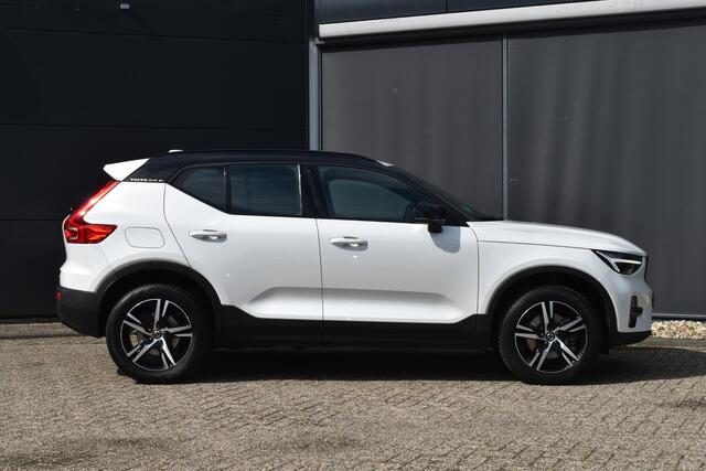 Volvo XC40 B4 Automaat Plus Dark | Semi Elek. Inklapbare Trekhaak | Elek. bedienbare voorstoelen met geheugen | Harman Kardon Audio Systeem | Blis | Adaptive Cruise Controle |