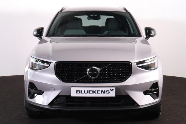 Volvo XC40 B4 Plus Dark - IntelliSafe Assist & Surround - Harman/Kardon audio - Parkeercamera achter - Verwarmde voorstoelen & stuur - Parkeersensoren voor & achter - Elektr. bedienb. voorstoelen met geheugen links - Draadloze tel. lader - Extra getint glas - Inklapbare trekhaak - 18' LMV