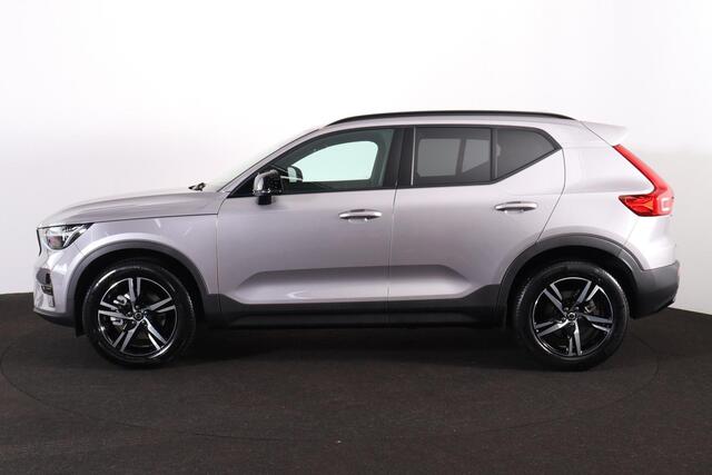 Volvo XC40 B4 Plus Dark - IntelliSafe Assist & Surround - Harman/Kardon audio - Parkeercamera achter - Verwarmde voorstoelen & stuur - Parkeersensoren voor & achter - Elektr. bedienb. voorstoelen met geheugen links - Draadloze tel. lader - Extra getint glas - Inklapbare trekhaak - 18' LMV