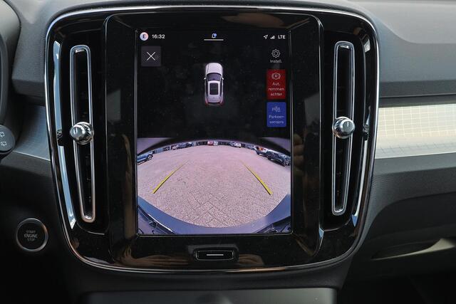 Volvo XC40 B4 Plus Dark - IntelliSafe Assist & Surround - Harman/Kardon audio - Parkeercamera achter - Verwarmde voorstoelen & stuur - Parkeersensoren voor & achter - Elektr. bedienb. voorstoelen met geheugen links - Draadloze tel. lader - Extra getint glas - Inklapbare trekhaak - 18' LMV