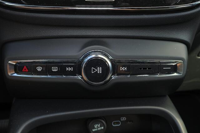 Volvo XC40 B4 Plus Dark - IntelliSafe Assist & Surround - Harman/Kardon audio - Parkeercamera achter - Verwarmde voorstoelen & stuur - Parkeersensoren voor & achter - Elektr. bedienb. voorstoelen met geheugen links - Draadloze tel. lader - Extra getint glas - Inklapbare trekhaak - 18' LMV