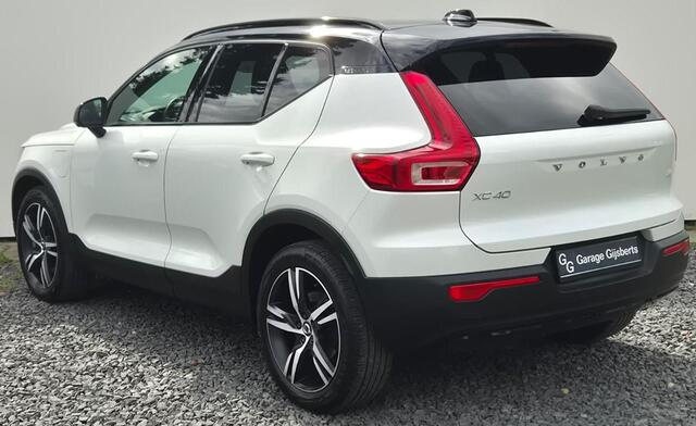 Volvo XC40 1.5 T5 Recharge R-Design Seat Pack - Park Assist Pack - Lighting Pack - Winter Pack - Cruise control adaptief - Two Tone - Telefoonlader - 19"Licht metaal - Privacy Glass - Intellisafe Pro Pakket