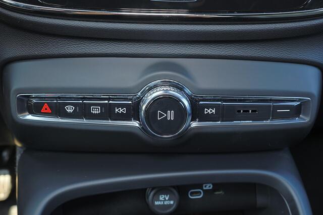 Volvo XC40 B4 Plus Dark - IntelliSafe Assist & Surround - Harman/Kardon audio - Parkeercamera achter - Verwarmde voorstoelen & stuur - Parkeersensoren voor & achter - Elektr. bedienb. voorstoelen met geheugen links - Draadloze tel. lader - Extra getint glas - Inklapbare trekhaak - 18' LMV