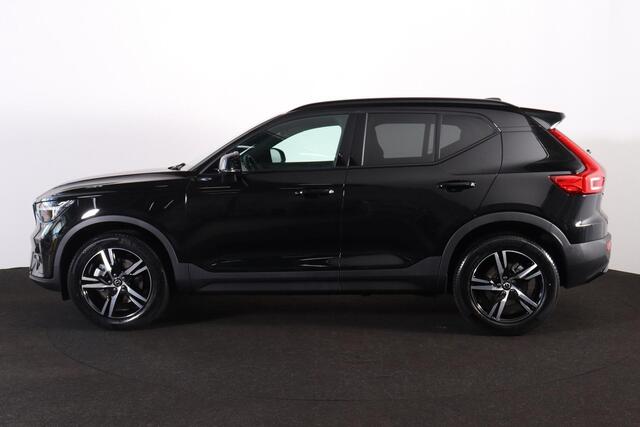Volvo XC40 B4 Plus Dark - Panorama/schuifdak - IntelliSafe Assist & Surround - Harman/Kardon audio - Parkeercamera achter - Verwarmde voorstoelen & stuur - Parkeersensoren voor & achter - Elektr. bedienb. voorstoelen met geheugen links - Draadloze tel. lader - Extra getint glas - Inklapbare trekhaak - 18' LMV