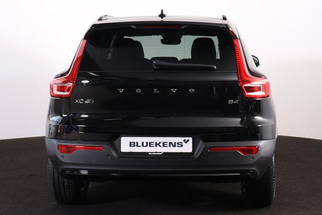 Volvo XC40 B4 Plus Dark - Panorama/schuifdak - IntelliSafe Assist & Surround - Harman/Kardon audio - Parkeercamera achter - Verwarmde voorstoelen & stuur - Parkeersensoren voor & achter - Elektr. bedienb. voorstoelen met geheugen links - Draadloze tel. lader - Extra getint glas - Inklapbare trekhaak - 18' LMV