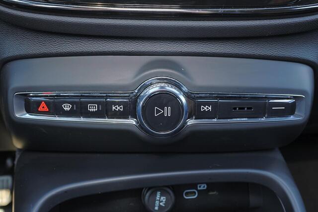 Volvo XC40 B4 Plus Dark - Panorama/schuifdak - IntelliSafe Assist & Surround - Harman/Kardon audio - Parkeercamera achter - Verwarmde voorstoelen & stuur - Parkeersensoren voor & achter - Elektr. bedienb. voorstoelen met geheugen links - Draadloze tel. lader - Extra getint glas - Inklapbare trekhaak - 18' LMV