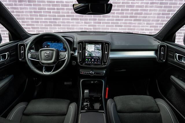Volvo XC40 2.0 B4 Plus Black Edition | Trekhaak | Lichtmetalen Velgen 20 inch | Harman Kardon Audio | Panoramadak | 360 Graden Camera | Parkeersensoren | Keyless Entry | Elektrische Achterklep | Elektrisch Verstelbare Voorstoelen | Stoelverwarming | Google Navigatie | Apple Carplay | Android Auto