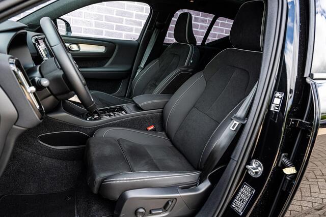 Volvo XC40 2.0 B4 Plus Black Edition | Trekhaak | Lichtmetalen Velgen 20 inch | Harman Kardon Audio | Panoramadak | 360 Graden Camera | Parkeersensoren | Keyless Entry | Elektrische Achterklep | Elektrisch Verstelbare Voorstoelen | Stoelverwarming | Google Navigatie | Apple Carplay | Android Auto