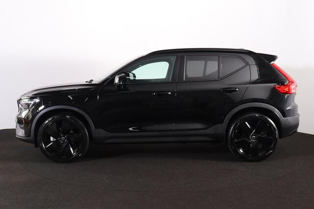 Volvo XC40 B4 Plus Black Edition - Panorama/schuifdak - IntelliSafe Assist & Surround - 360º Camera - Harman/Kardon audio - Verwarmde voorstoelen & stuur - Parkeersensoren voor & achter - Elektr. bedienb. voorstoelen met geheugen links - Draadloze tel. lader - Extra getint glas - Inklapbare trekhaak - 20' LMV