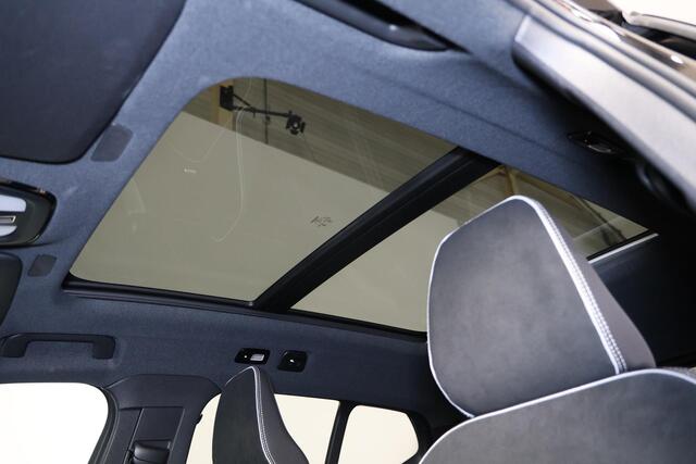 Volvo XC40 B4 Plus Black Edition - Panorama/schuifdak - IntelliSafe Assist & Surround - 360º Camera - Harman/Kardon audio - Verwarmde voorstoelen & stuur - Parkeersensoren voor & achter - Elektr. bedienb. voorstoelen met geheugen links - Draadloze tel. lader - Extra getint glas - Inklapbare trekhaak - 20' LMV